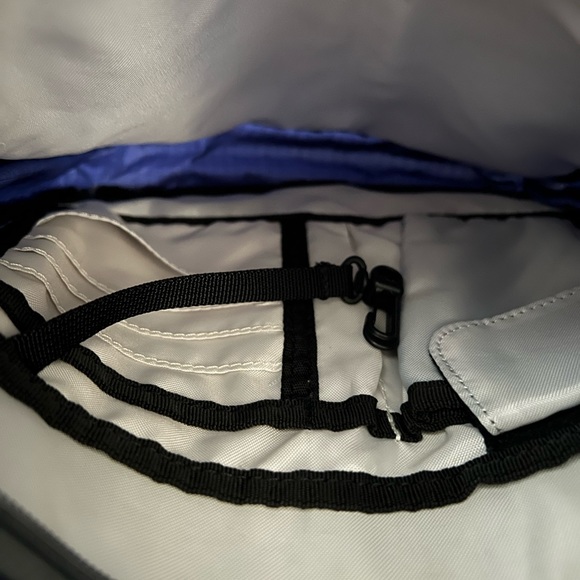 L.L. Bean expandable crossbody bag, LIKE NEW!! Same or next day shipping - Picture 3 of 6